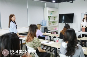 昆明学化妆的正规学校有推荐的吗？