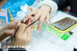 被996压垮前，我转行做了美甲师：工作自由，收入翻倍