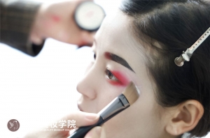 学化妆改变人生！悦风美妆学院助我成为职业化妆师！