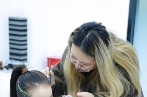 暑假教你6步变身COS化妆师，悦风美妆带你玩转二次元！