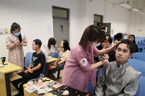 学化妆选择悦风美妆学院，多元化教学！