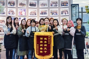 想入行化妆，建议看看悦风美妆学院！